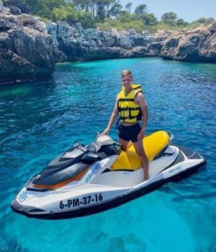 Dani Olmo enjoying his time in Cala Beltran.